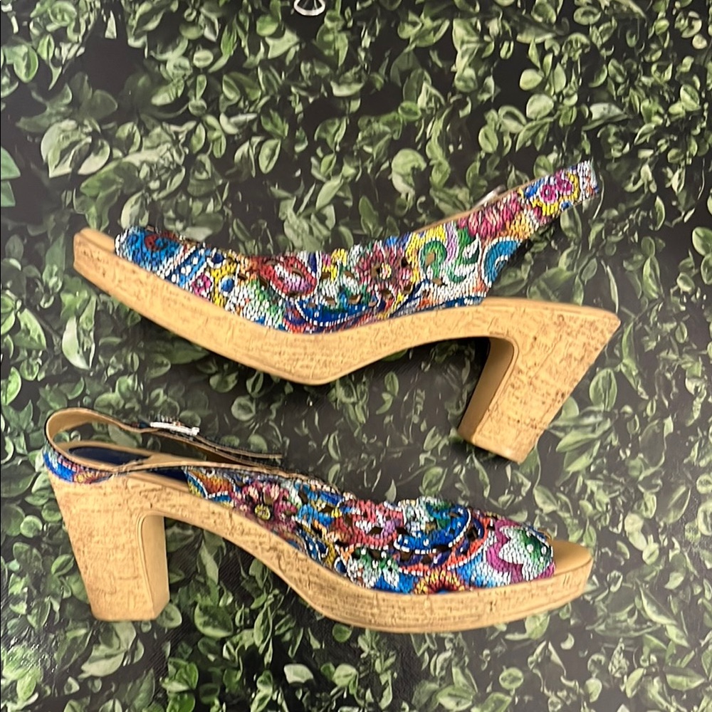 Spring Step Multicolor Heels - Picture 4 of 10